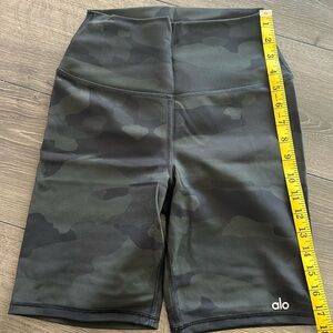 NEW without tag ALO Yoga camo biker shorts